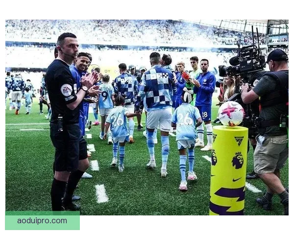 切尔西临时主帅麦克法兰表示球队与曼城实力不相上下